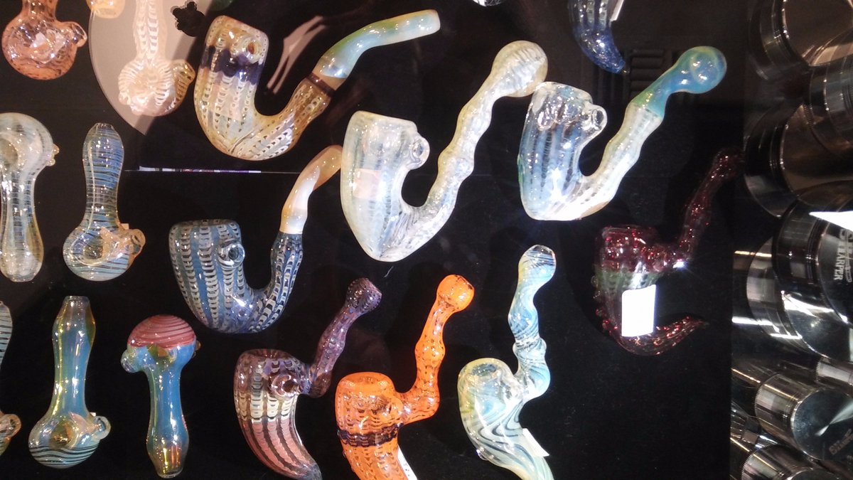ParlourCannabis's tweet photo. Local glass #localglass #oregonglass #handblown #sherlock #pipe #supportlocalblowers #supportoregonglassblowers https://t.co/SHcLjcu0ew