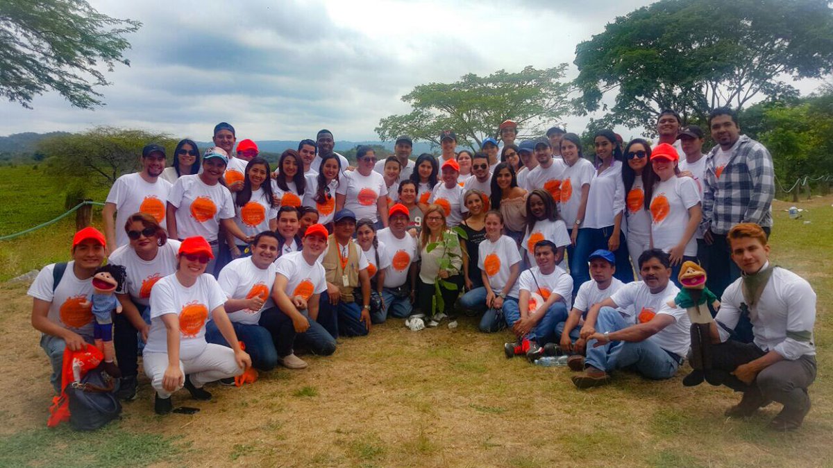 ambienteguayas's tweet photo. El equipo de @ambienteguayas también se sumó a la campaña y sembró su árbol, reafirmando nuestro compromiso con el ambiente #GuayasSembrando https://t.co/aFWCun92Qc