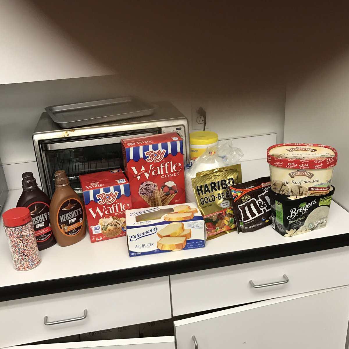 Fi34109097's tweet photo. Team Ridgeway's ice cream social. #KeepitcoolNER #FFC #ourNE https://t.co/jIMGNTQBw1