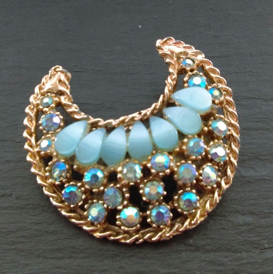 newhomevintage's tweet photo. Beautiful #vintage #jewellery available from > https://t.co/67TiMqIUPB #VintageJewelry #vintagefashion #GiftIdeas https://t.co/nSOzcbJlqb
