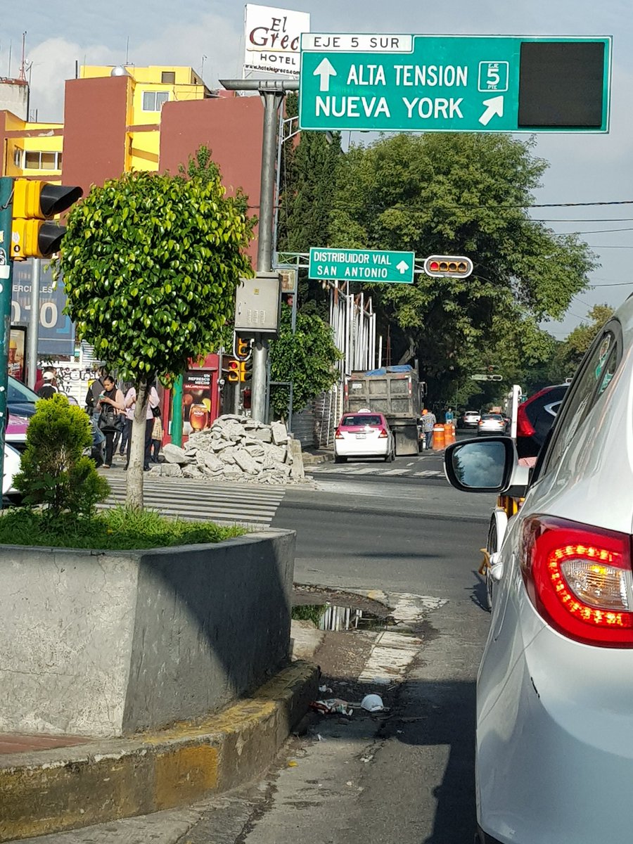 Ya quitaron la banqueta! <a href="/aepCDMX/">AEP CDMX</a> <a href="/En_laDelValle/">En la Del Valle</a> <a href="/ReyPeatonCDMX/">Nos cambiamos a ReyPeatonMx</a> <a href="/SSP_CDMX/">@SSP_CDMX</a> @Delegacion_BJ <a href="/ManceraMiguelMX/">Miguel Ángel Mancera</a>  (más negocio pero menos tráfico)