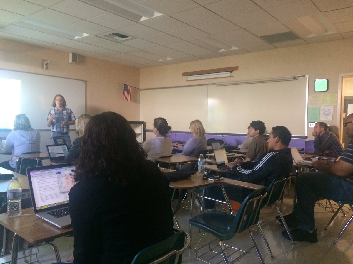 robappel's tweet photo. #suhsdtechprep @MrZelensky making student presentations better - presenting & the actual presentation are important https://t.co/FpaycH1lYC