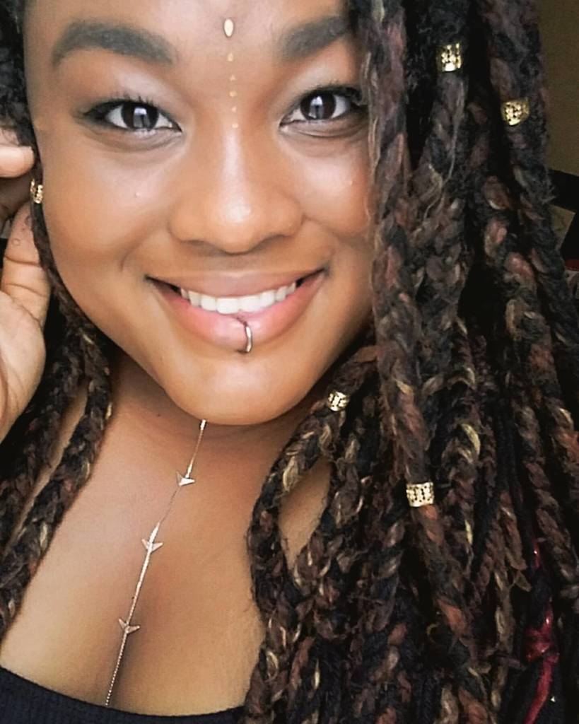 DanielleBostic's tweet photo. โก#selfie #beauty #blackandgold #blackgirl #naturalhair #yarnbraids #piercings #thirdeyepiercing #smile #gold https://t.co/6mgHsG97Su https://t.co/IUkq0ozftv