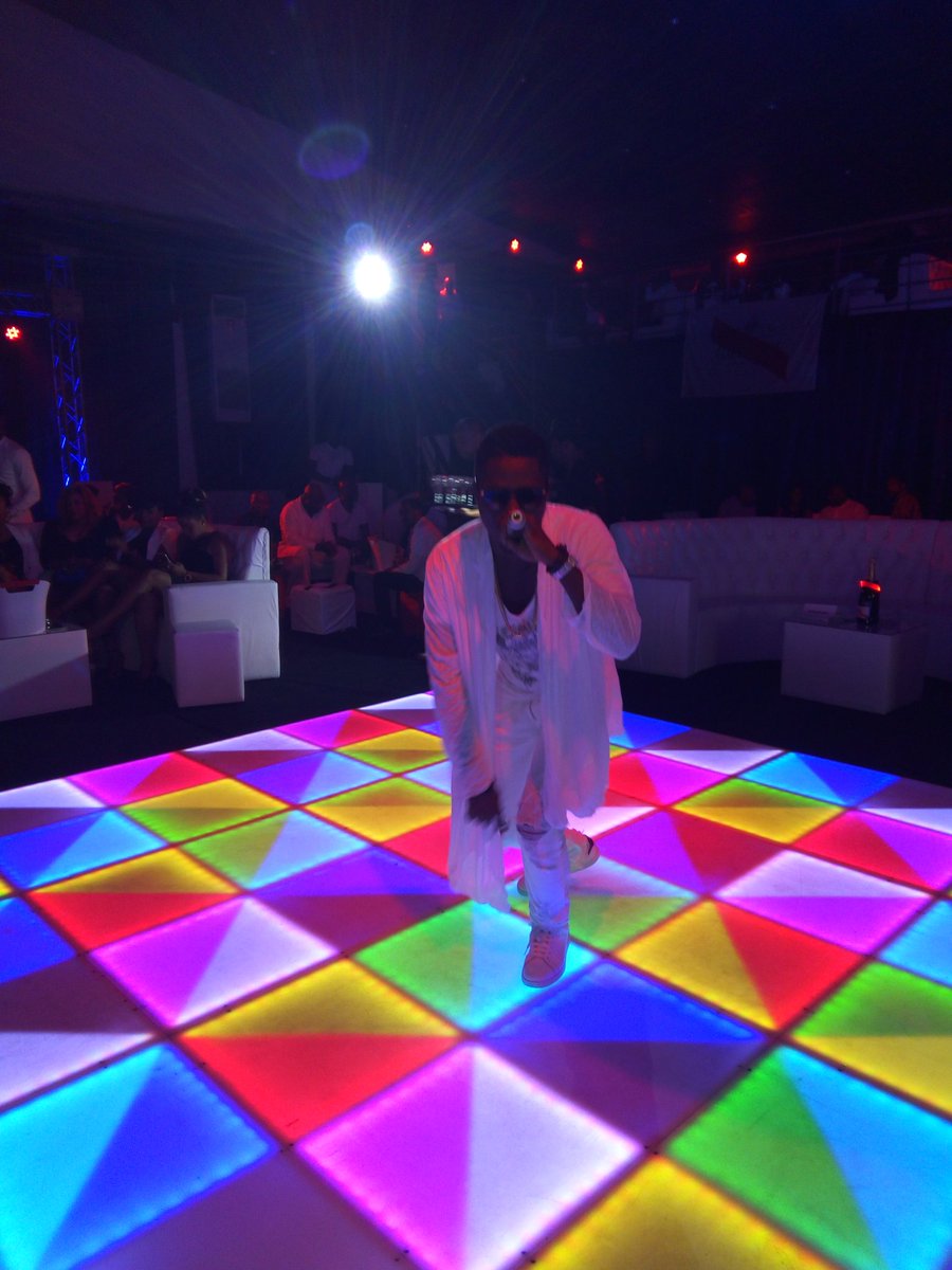 LoveJonesEvent's tweet photo. Le premier artiste de la soirée, il s'appelle PIXEL #OAO https://t.co/09C5v0nW6A