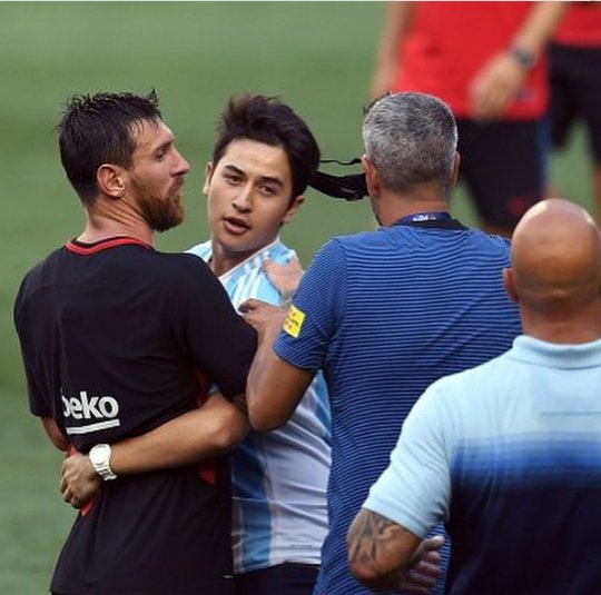 lnconcebible's tweet photo. Cuando conocer a Messi es el sueño de tu vida... https://t.co/256kMc4viZ