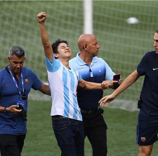 lnconcebible's tweet photo. Cuando conocer a Messi es el sueño de tu vida... https://t.co/256kMc4viZ
