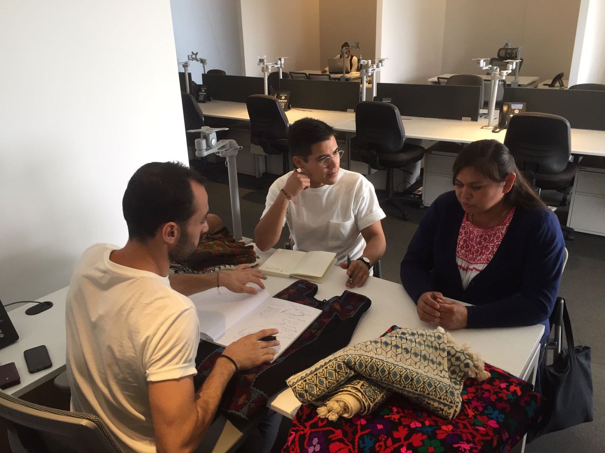 designweekmex's tweet photo. Artesanas trabajando con algunos de los diseñadores invitados de la #CDMX @adhocmx para #VisiónYTradición 2017 https://t.co/11t8jDN2fp