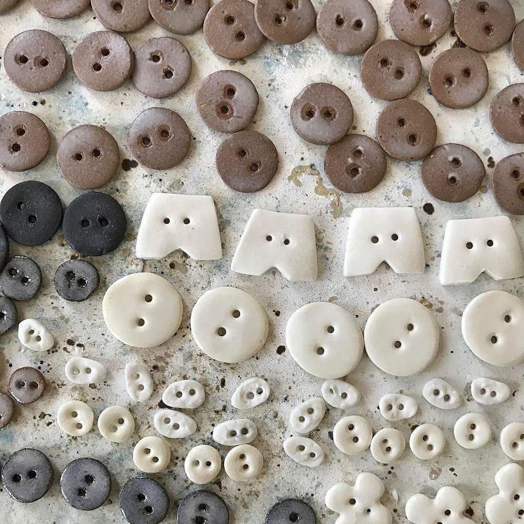 noticingclay's tweet photo. Noticing 1/3: buttons
.
#Repost @atelier_link
・・・
:
Just unloaded ceramic buttons.
#ceramicbuttons
#ceramicbutton… https://t.co/xjER3wYe5l https://t.co/Z7V2k2MLqB