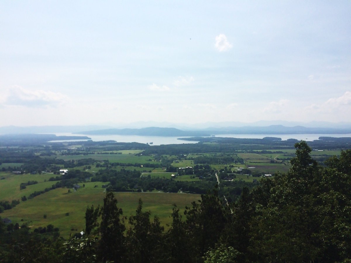 _alishalee_'s tweet photo. Not a bad view... 😍🌲⛰ #vt #mtphilo https://t.co/PLJy7idb8n