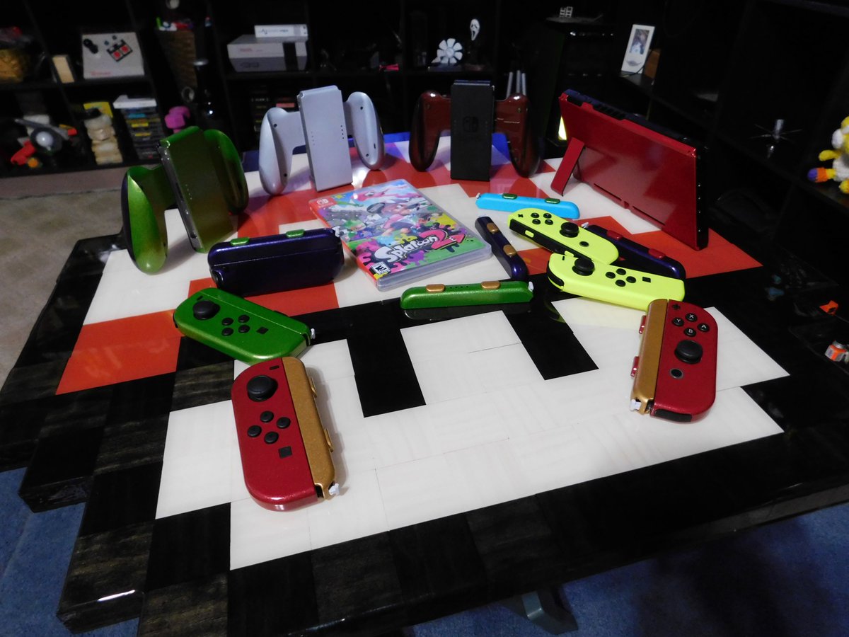 Manny_Der's tweet photo. I got #Splatoon2 today, ready to toss some paint! #MushroomTable https://t.co/aQ7htA4db6