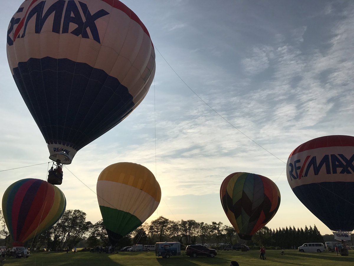 mpeck2724's tweet photo. Hanging at the #SCBalloonFest #balloonfest https://t.co/Nbk9S37PbV