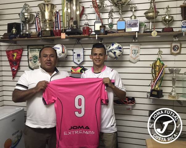 JomaExtremos's tweet photo. 🤜"ESPERO HACER MUCHOS GOLES". ⚽⚽️⚽️🔥👏📸El primer día de José Quirós con la camisola de Joma Extremos #BienvenidoGoty #SomosJomaExtremos https://t.co/ymaMsz6NQT
