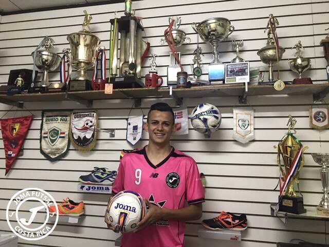 JomaExtremos's tweet photo. 🤜"ESPERO HACER MUCHOS GOLES". ⚽⚽️⚽️🔥👏📸El primer día de José Quirós con la camisola de Joma Extremos #BienvenidoGoty #SomosJomaExtremos https://t.co/ymaMsz6NQT
