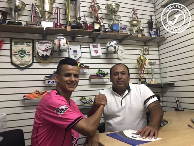 JomaExtremos's tweet photo. 🤜"ESPERO HACER MUCHOS GOLES". ⚽⚽️⚽️🔥👏📸El primer día de José Quirós con la camisola de Joma Extremos #BienvenidoGoty #SomosJomaExtremos https://t.co/ymaMsz6NQT
