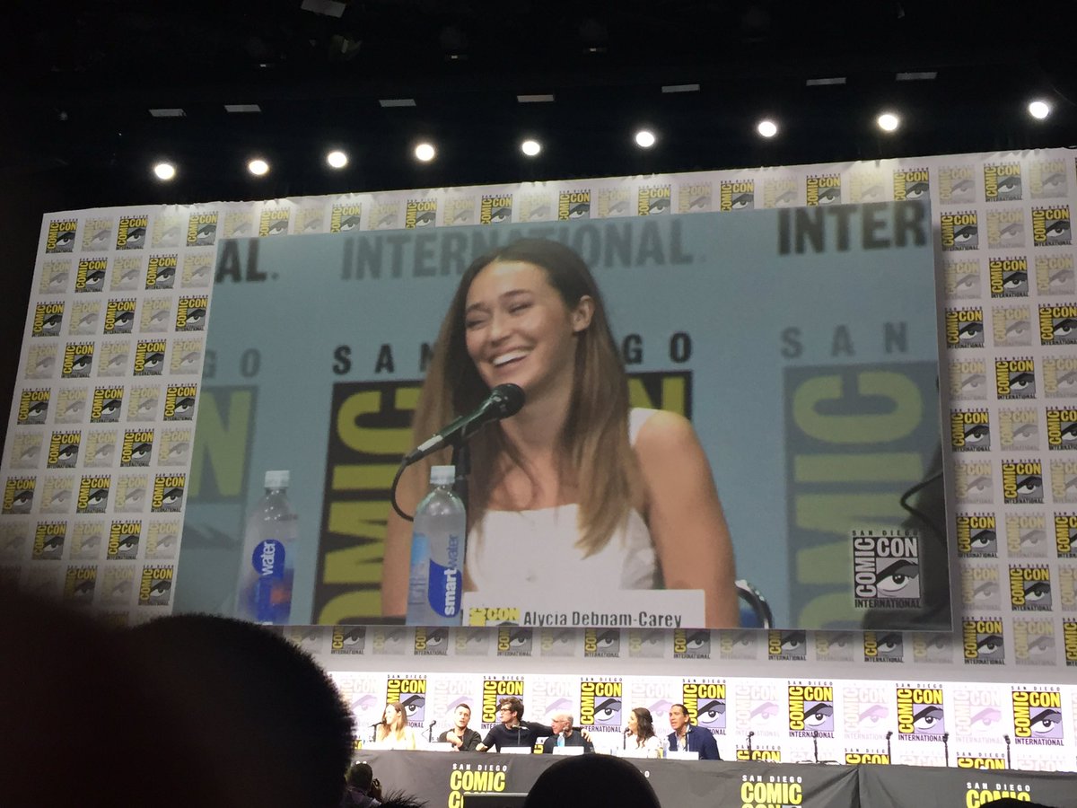All of #SDCC Hall H serenading <a href="/DebnamCarey/">Alycia Debnam-Carey</a> with Happy Birthday! #FearTWD
