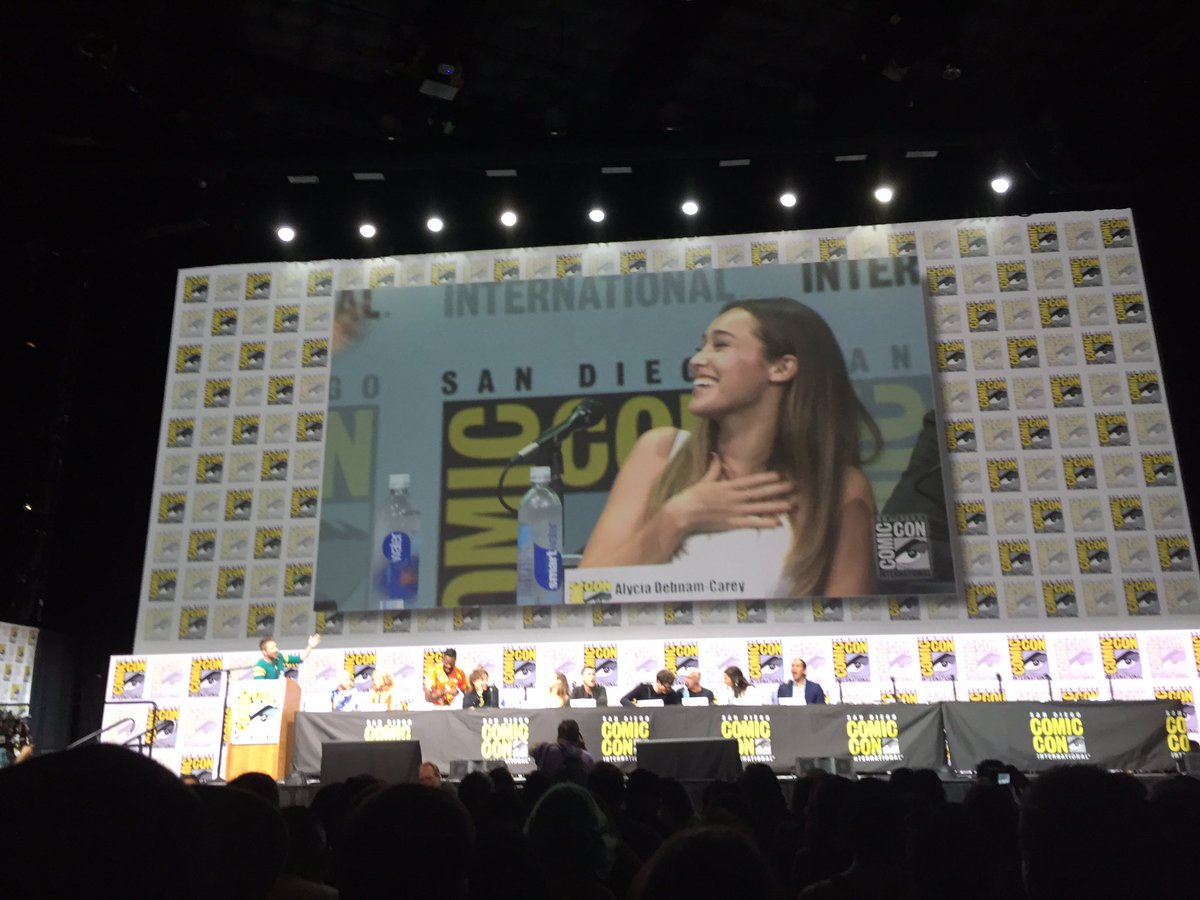All of Hall H sings happy birthday to <a href="/DebnamCarey/">Alycia Debnam-Carey</a> (her bday was yesterday) #FearTWD #SkyboundSDCC