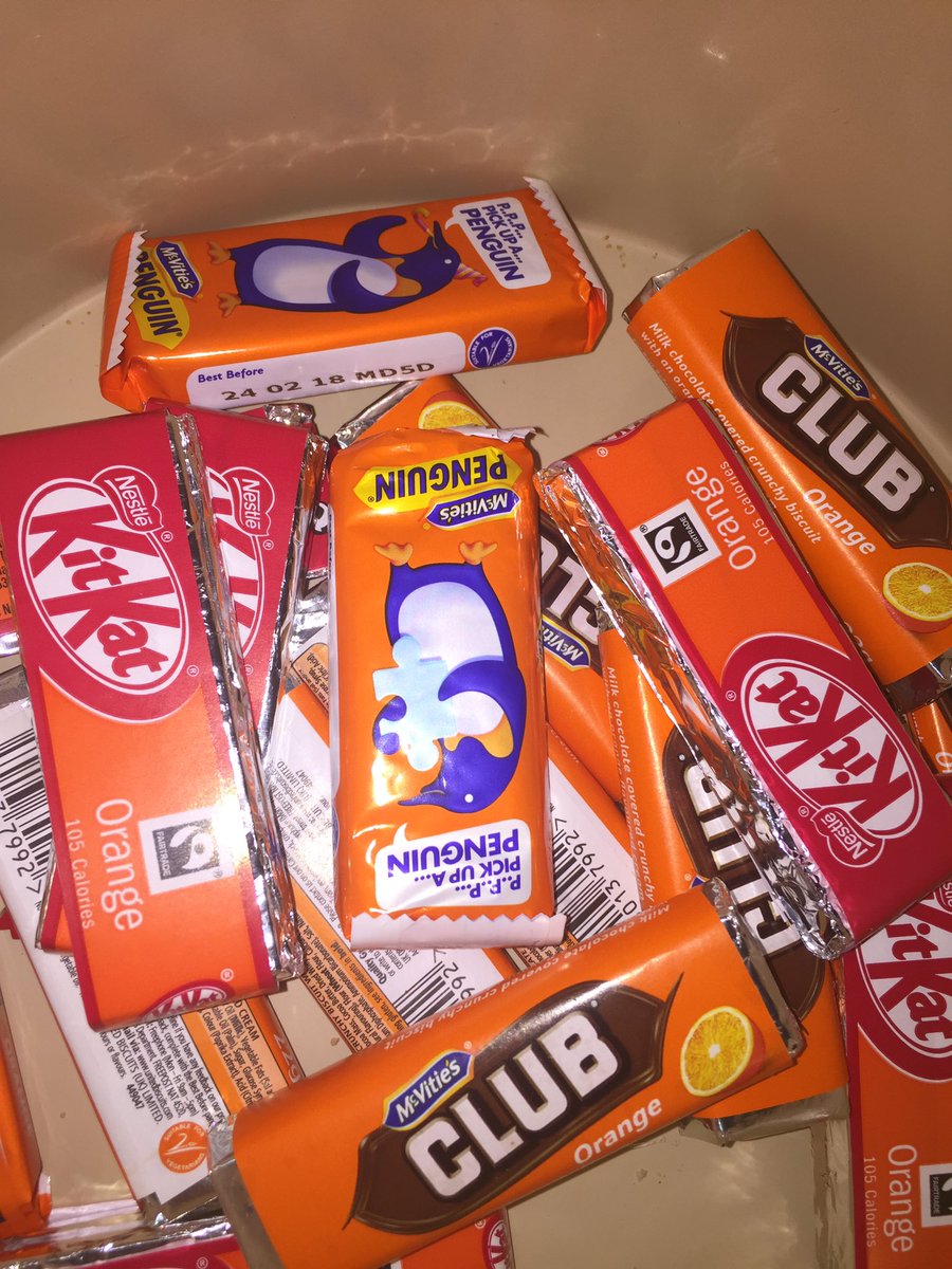 alwriggles's tweet photo. Mums biscuit tin is lit 🔥 #OrangeClub #OrangePenguin #OrangeKitKat 🍊 https://t.co/Aw853V901g