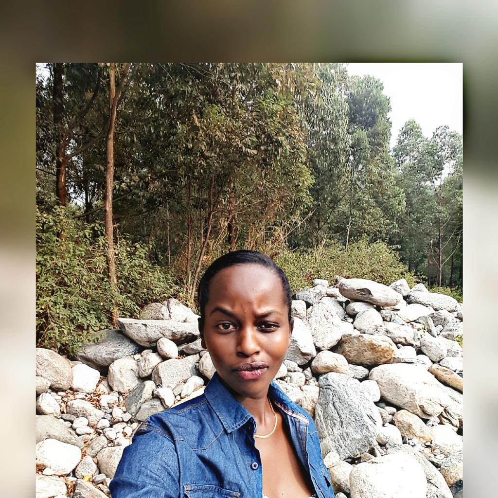 Tunda19uwase's tweet photo. Kasese 👓😊#holide https://t.co/SNdFvkiSNG