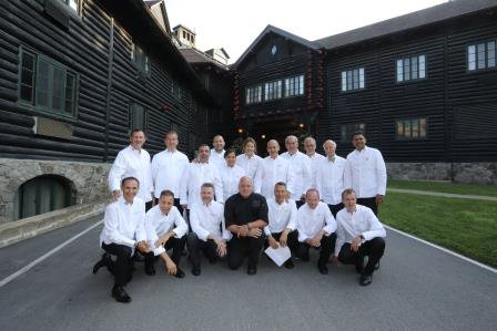 chatmontebello's tweet photo. Mémorable d'accueillir les Chefs de cuisine pour certains des chefs d'État du monde! Merci d'avoir fait escale à Montebello! #ChefsDesChefs https://t.co/bmdEzoSIum