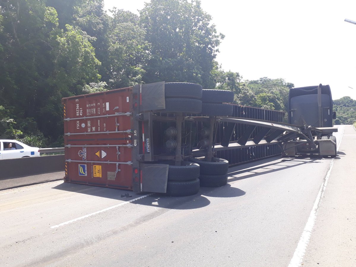 juancanavarro's tweet photo. Constantemente vemos graves accidentes vehiculares en Loma Cová, @ATTTPanama debe maximizar controles y supervisión en esta vía. https://t.co/gZXlDD8aWj