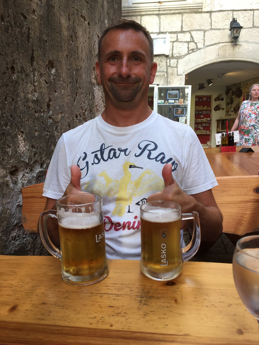 cheryl_claxton's tweet photo. @mikeypipe Chrissy two beers! 🍻 https://t.co/FJAXsUjCIZ