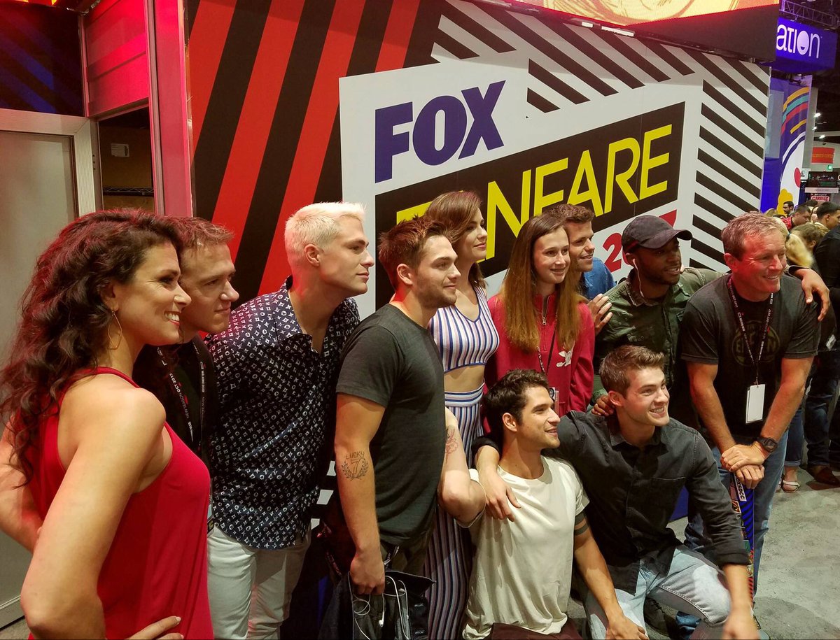 newstwbr's tweet photo. FOTO: O cast na sessão de autógrafos agora há pouco #TeenWolfSDCC https://t.co/bWKRxDE2Xw