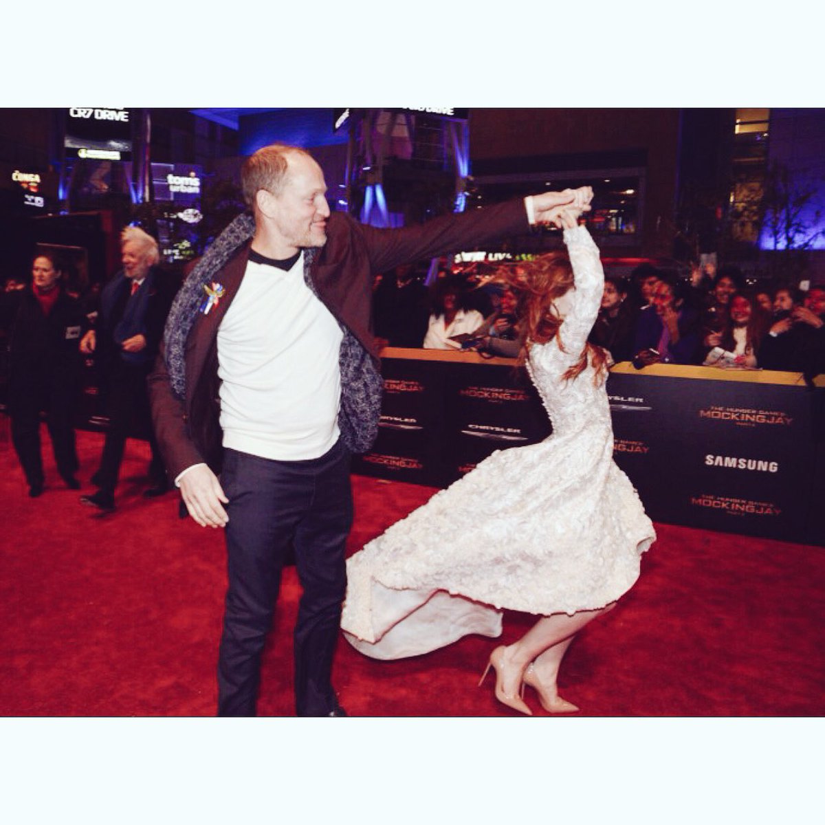 #FBF To Epic spin by <a href="/WoodyHarrelson/">Woody Harrelson</a> <a href="/TheHungerGames/">The Hunger Games</a> #MockingjayPart2 red carpet #maddanceskills 🙌 #Woodysgotthemoves 💃🏼