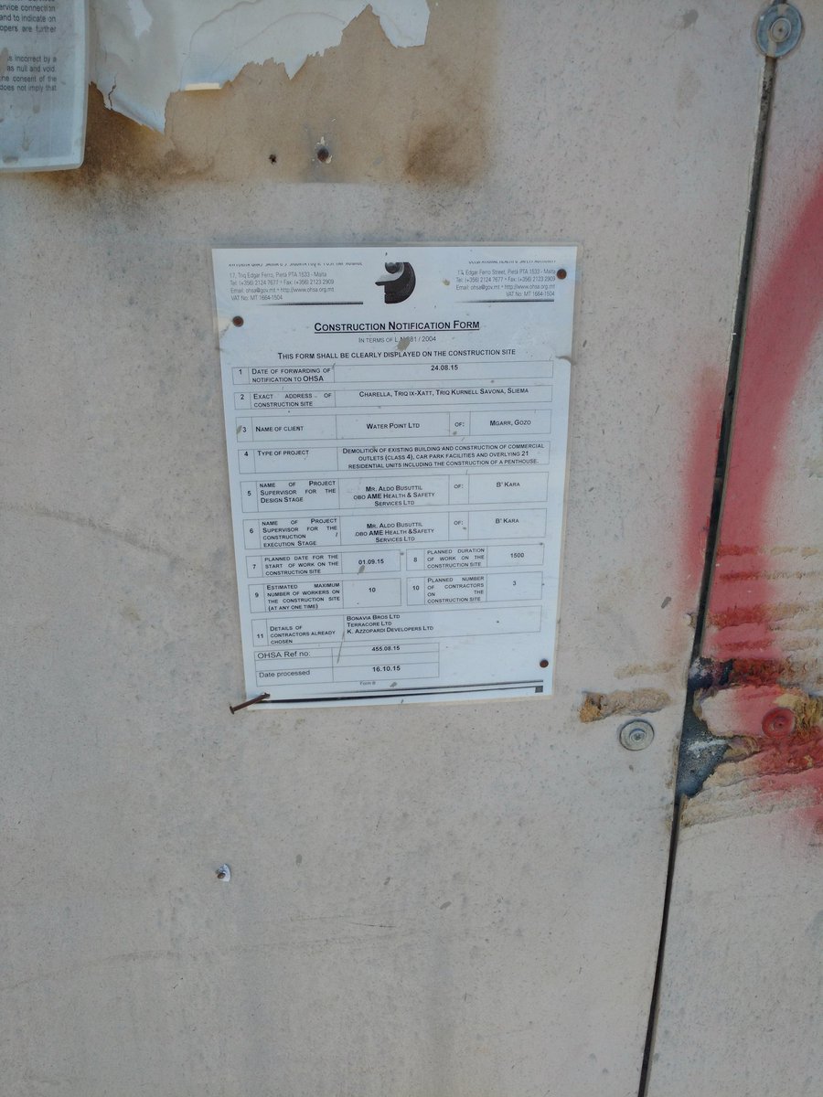 Safety of walkers/workers not a priority in #Malta? Crane lifting stones over pedestrians. 0 security! <a href="/djcharlomalta/">Charlo Malta</a> <a href="/maltatoday/">MaltaToday</a> <a href="/DOImalta/">DOI (Malta)</a>
