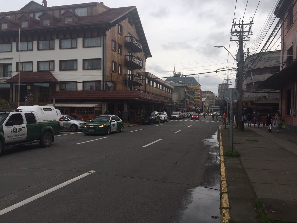 TTILosLagos's tweet photo. ATENCIÓN #PuertoMontt: tránsito cortado en calle #SanMartín entre Portales y Varas #PlazaDeArmas por actividad #BusDeLaFamilia. Precaución. https://t.co/pH3k1JkCsH