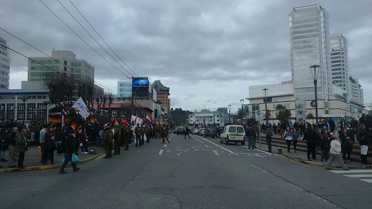 TTILosLagos's tweet photo. ATENCIÓN #PuertoMontt: tránsito cortado en calle #SanMartín entre Portales y Varas #PlazaDeArmas por actividad #BusDeLaFamilia. Precaución. https://t.co/pH3k1JkCsH