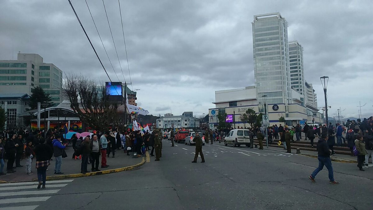TTILosLagos's tweet photo. ATENCIÓN #PuertoMontt: tránsito cortado en calle #SanMartín entre Portales y Varas #PlazaDeArmas por actividad #BusDeLaFamilia. Precaución. https://t.co/pH3k1JkCsH