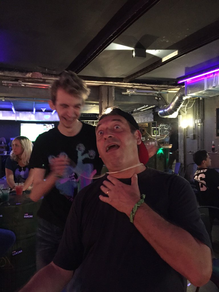 AypierreMc's tweet photo. kenny étrangle @Roi_Louis_ ça tourne mal ! https://t.co/e5tq9qDIvi