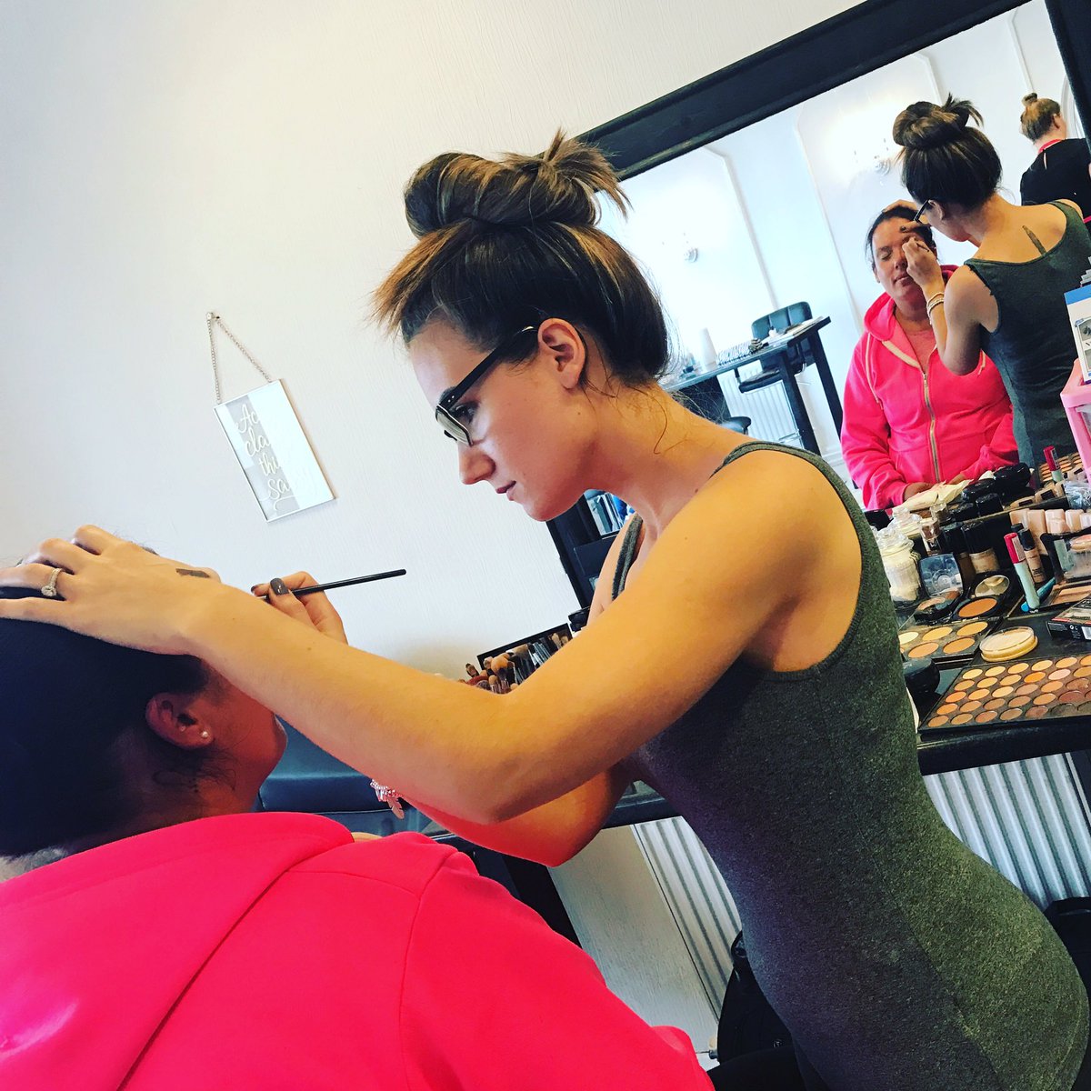 Wirralmakeup's tweet photo. Would you look at the concentration 😂 #brows #makeup #concentratingface https://t.co/R0TMWH8u8E