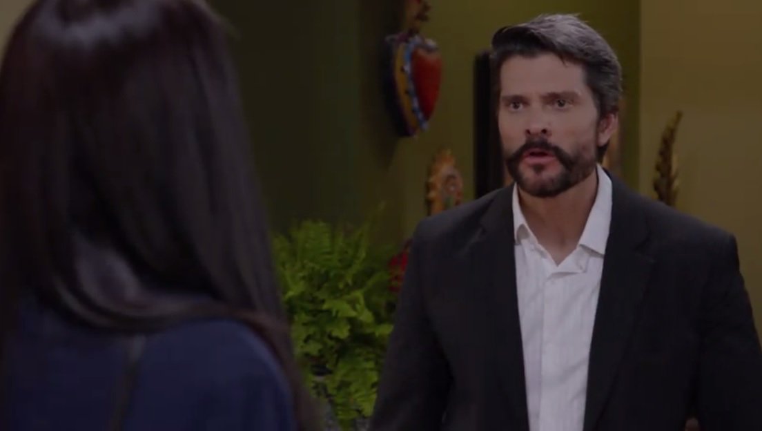 MarceCordobaFc's tweet photo. Julio vende dos relojes para poder dar el dinero que le pidieron.  #EnamorandomeDeRamon #Capitulo109 https://t.co/IzYS6kIPqT