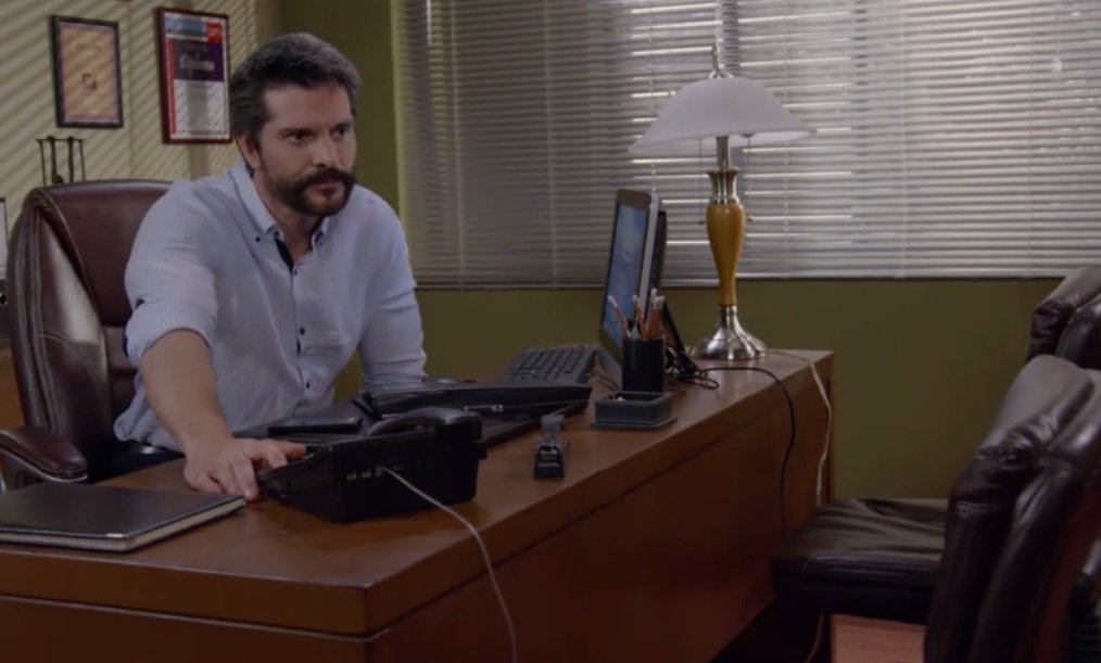 MarceCordobaFc's tweet photo. Como cuando te piden dinero a cada rato... 😂#EnamorandomeDeRamon #Capitulo109 https://t.co/tCkunAfyvo