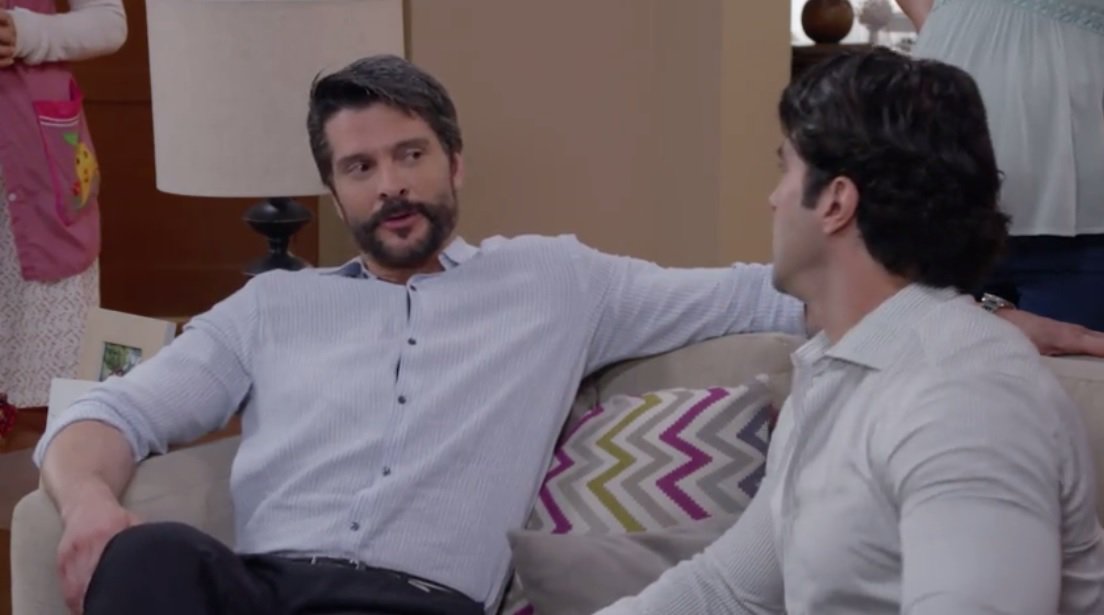 MarceCordobaFc's tweet photo. Antonio salió libre bajo fianza. #EnamorandomeDeRamon #Capitulo109 https://t.co/yV5uJ6ex6B