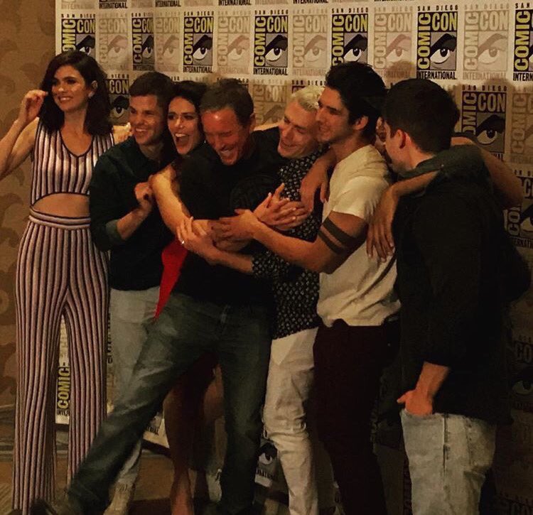 TylerPosey_FR's tweet photo. #NEW #PHOTOS | @tylergposey at the "San Diego Comic Con" today with the teen wolf cast in the press room [21/07/17] https://t.co/noxgRYmbDS
