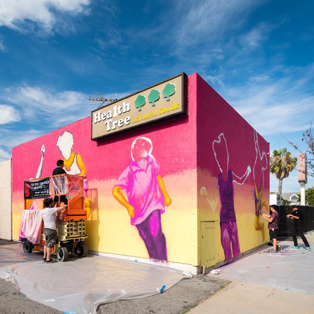 dcwallsfestival's tweet photo. Making strides on their #murals at @powwowlongbeach’17. Here's' #bodeckhernandezart, @natbornklyons, #millustration & #minahamada. • #PWLB17 https://t.co/5qooyTaZJ2