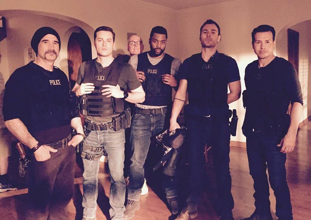 Bouchareb05's tweet photo. "The Untouchables" vibe & photo bomb !!! #OneChicago #CPD #D21 #AOlinsky #JHalstead #KAtwater #ARuzek #ADawson #TrueFriends #BadassCops πππ https://t.co/OUN7ZSATUk