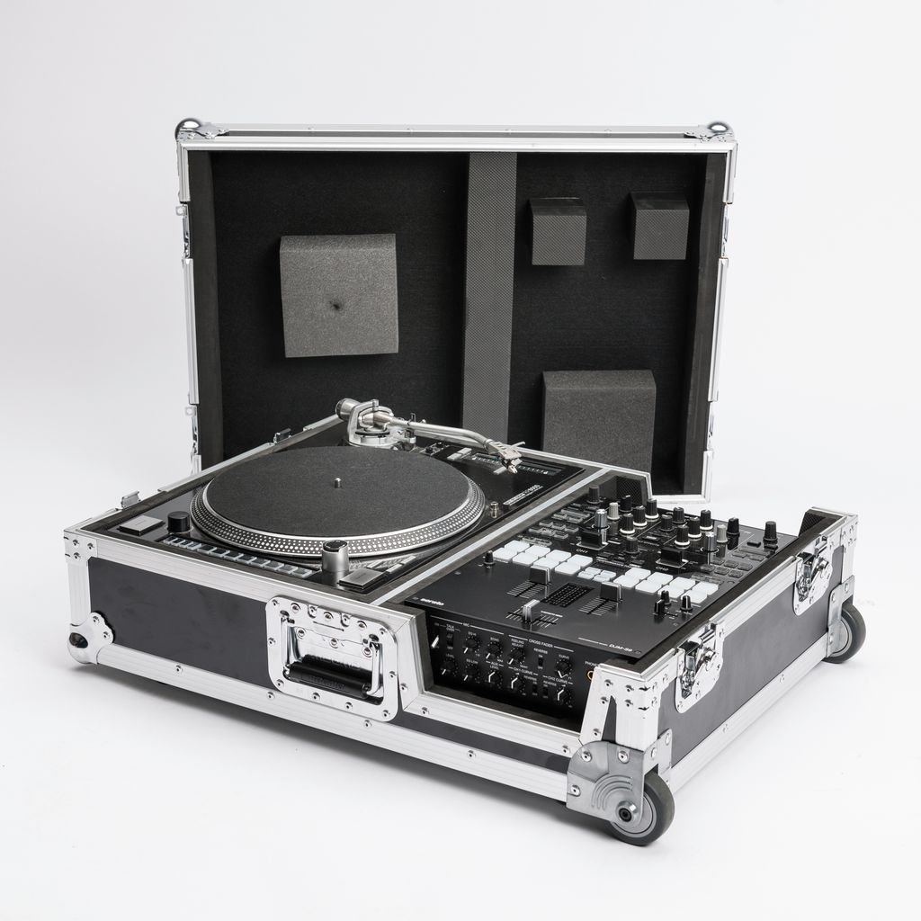 mixware's tweet photo. Because we're literally counting the days until this new @Magmabags_cases arrives here's another inside look at the #Magma #ScratchSuitcase https://t.co/M8Bz2Bc4xO