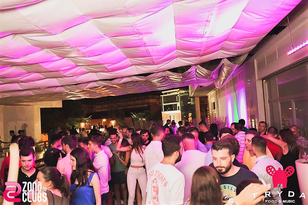 FrydaVickyO's tweet photo. Hoy en #FrydaSummer vamos a darlo todo con la #Pachanga más fresquita y actual! 💃🎉🔝 #LISTA, #VIP y #CENAS: 625899445 #vickyoliver #valencia https://t.co/GJdom06IGF