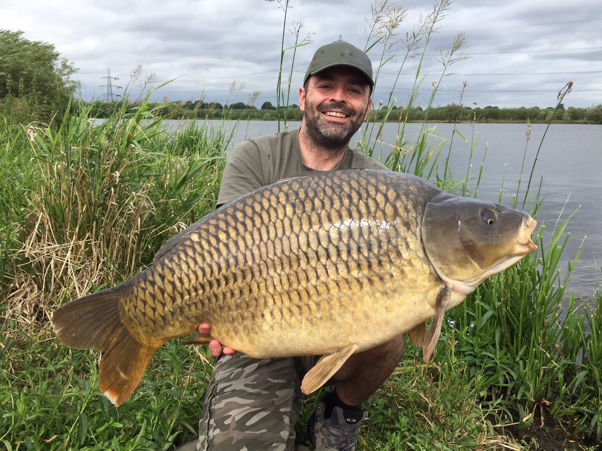 DomRoberts0's tweet photo. Absolutely buzzing catching this one!! a new PB too!! 38.4lb #keycray #Nashbait #carpfishing @NashTackleUK https://t.co/fXKrxXpyZA