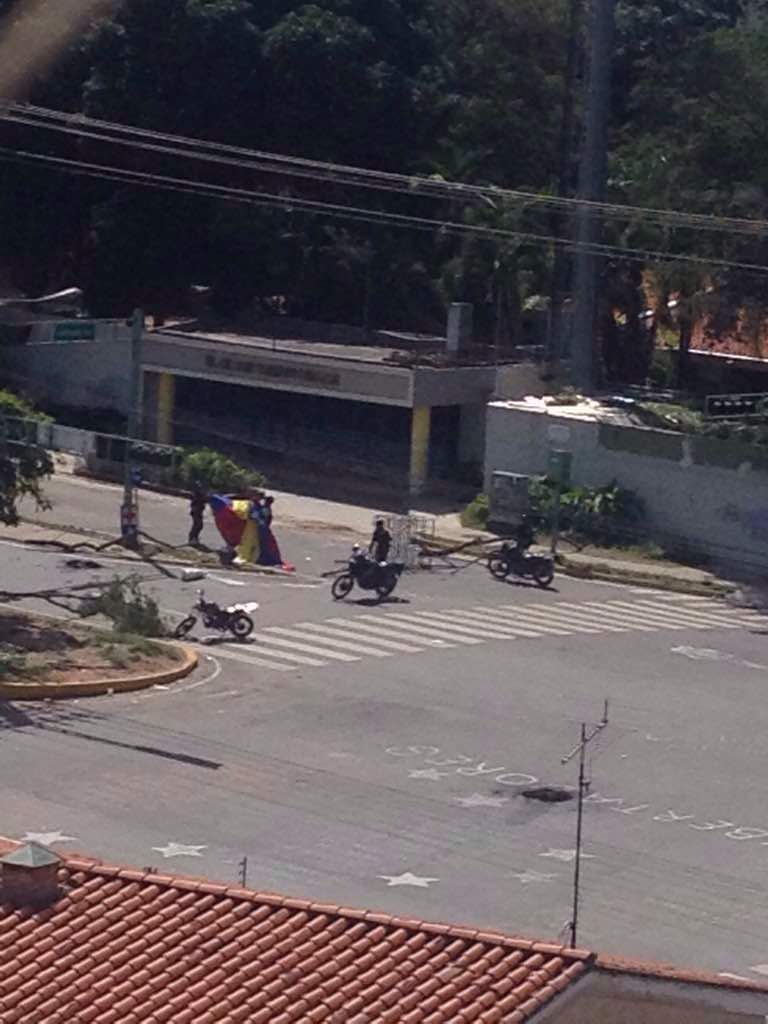 Pnb y PC se llevaron prestada la Bandera del eje cuatricentenario ayer 20J. Agradecemos que nos sea devuelta a la brevedad posible #Gracias