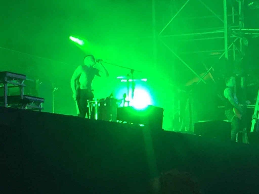 prchadderton's tweet photo. Slaves @Truck Festival. In the rain. Relentless. Epic. https://t.co/fYTv7Bu4Hx