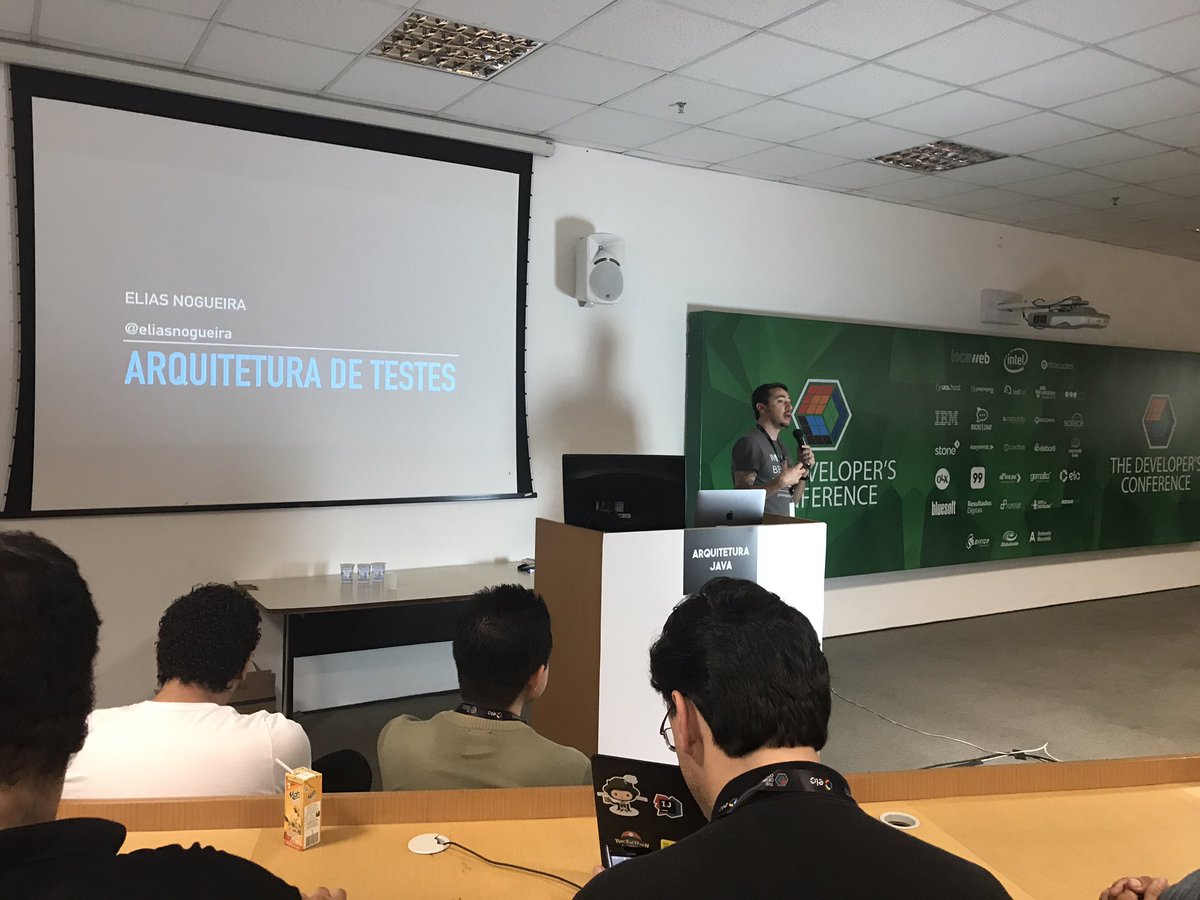 ricardovm's tweet image. #ArquiteturaJava no #TheDevConf com o @eliasnogueira: Arquitetura básica de testes para o seu projeto Java