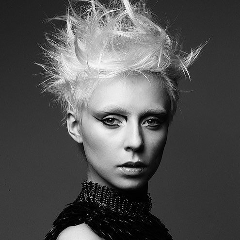 🔄 Altered. Textured. This fly away pixie cut is exactly what we needed to close out the week! Hows your Friday goi… ift.tt/2tO22q0