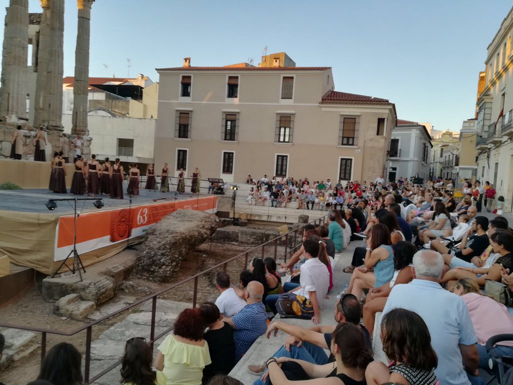 Festival_Merida's tweet image. Hoy hemos hecho doblete: lleno absoluto también en el Templo de Diana @TAPTCTEATRO @JCimarro