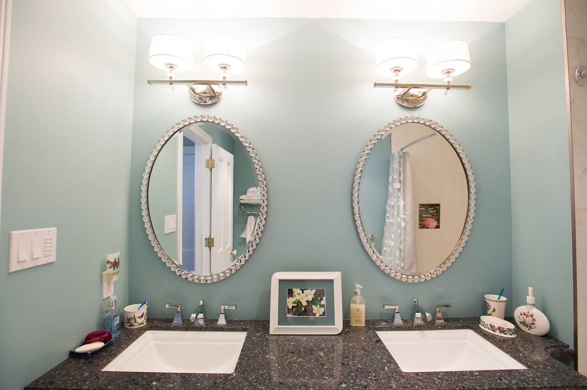 renosbymenno's tweet photo. You love the mirror, we love the #undermountsinks in this bathroom renovation. #RenosByMenno #BathroomRenovation #HireAProfessional https://t.co/GP5p7X3PVN