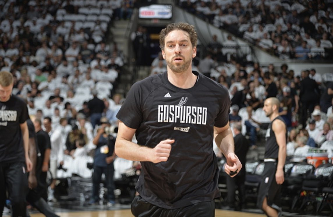 BleacherReport's tweet photo. Pau Gasol agrees to three-year deal to stay with Spurs, per @wojespn https://t.co/D9nAw8Gtc3