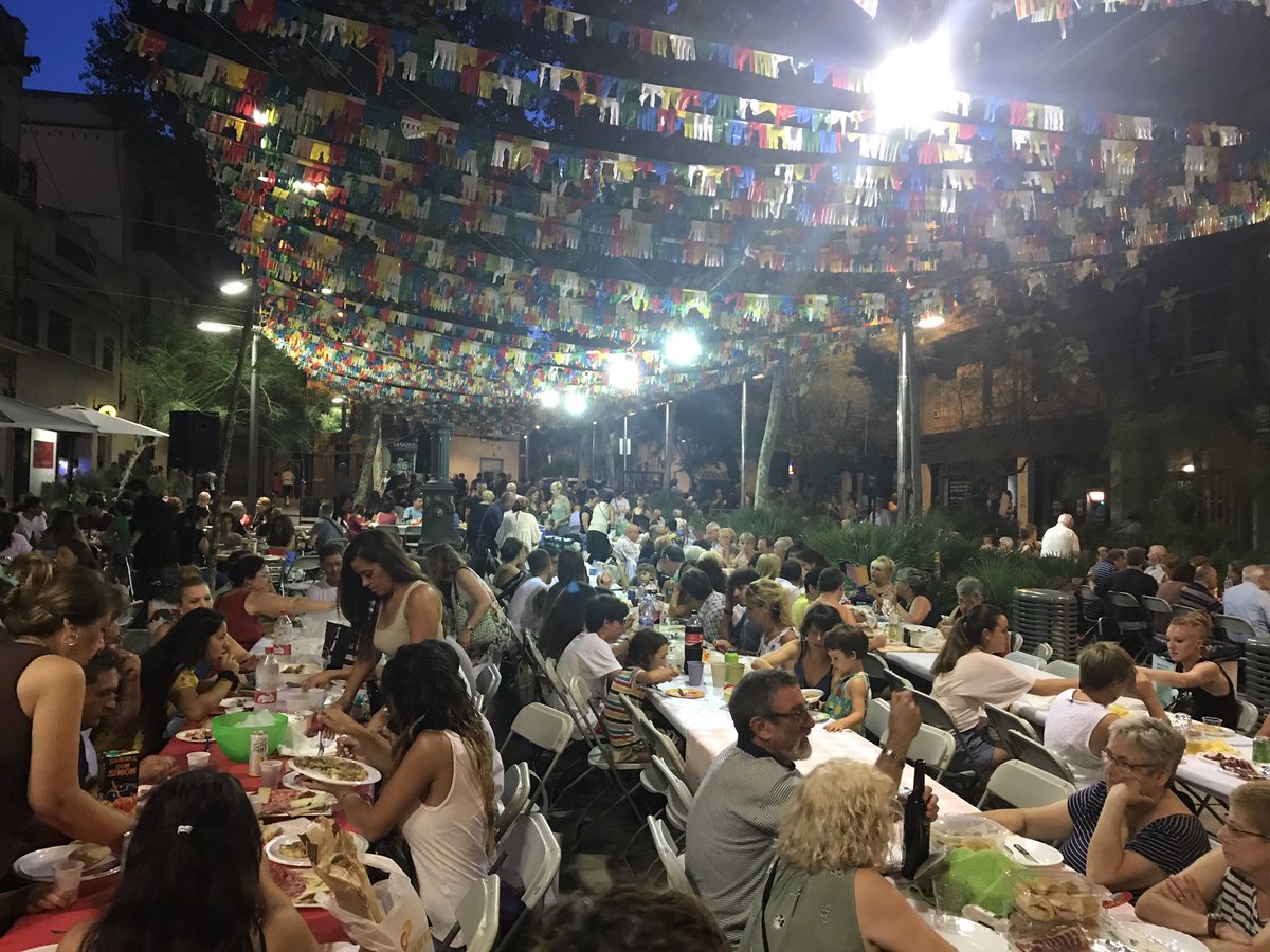 laurapcastano's tweet photo. Sopar de germanor a la Plaça Santa Madrona. 400 veïns/es fent barri #FMpoblesec17 https://t.co/0gqhBW9urv